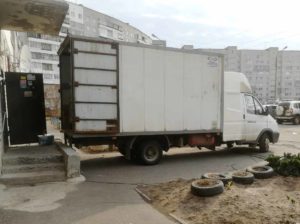 p7 Погрузка мебели в грузовой автомобиль возле жилого дома — Азбука переезда